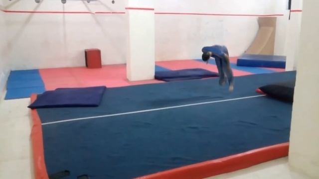 Blender 2.79 - 3D human character doing parkour смотреть онлайн