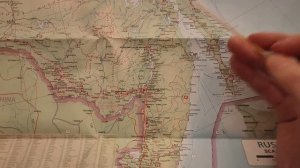 Иностранец смотрит карта России и читает факты [АСМР]