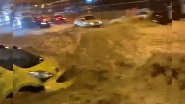 Шок.Залповый ливень в Сочи. Потоп смыл в море сотни машин и унес жизнь человека.23.07.22(строго +18 смотреть онлайн