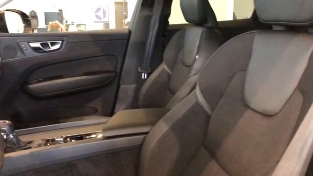 Volvo XC60 2.0 T5 AT AWD (249 л.с.) Momentum в наличии в автосалоне Volvo Car Минск смотреть онлайн