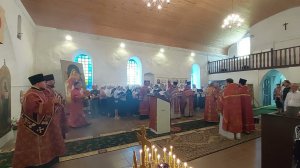 Литургия архиерейским чином в храмовый праздник свт. Николая в пос. Ушаково 22 мая 2004 г.