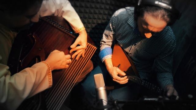 Необычная игра на гуслях и балалайке. Как могут звучать Русские народные инструменты в импровизации. смотреть онлайн