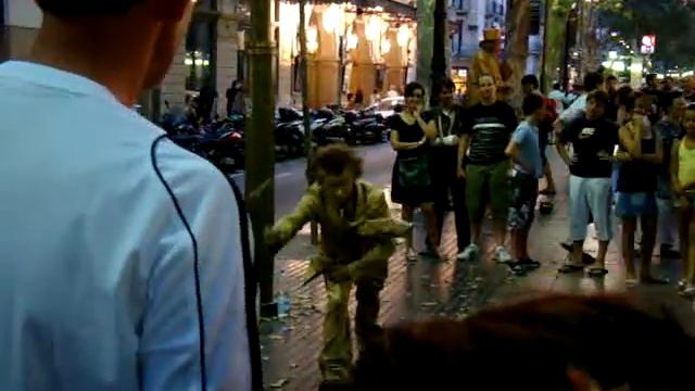 Проспект Рамбла, Барселона. Золотой человек. 2009 смотреть онлайн