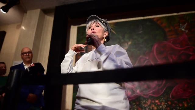 Rita Moreno llora al ser sorprendida con pintura en Puerto Rico смотреть онлайн