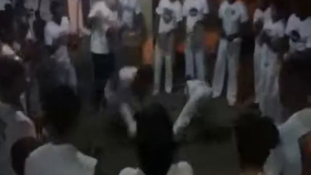 ABADÁ CAPOEIRA PARAÍBA- NENÊ PARAÍBA JOGANDO смотреть онлайн