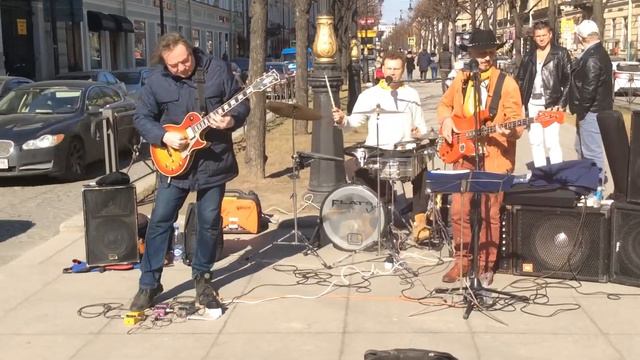 Музыка на улицах Петербурга. Группа без названия. «Crazy» («Queen») смотреть онлайн