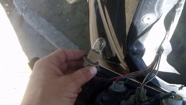 Дайхатсу Сирион, Тойота Пассо. Замена лампочки габаритов и тормоза. Работа на 2 минуты смотреть онлайн