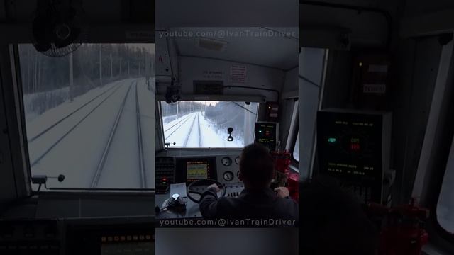 Зимняя проба тормозов ❄️ на электровозе ЭП1 с пассажирским поездом #shorts смотреть онлайн