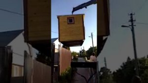 Доставка и разгрузка бытовки клиенту через забор.