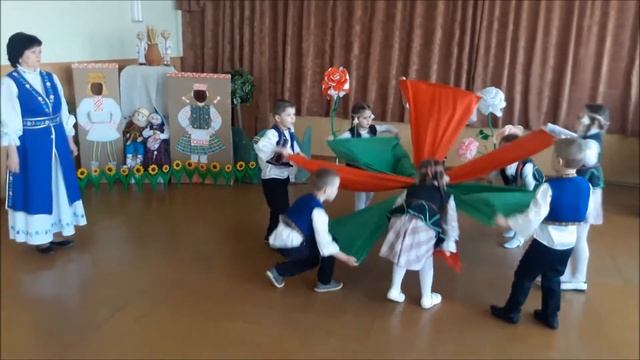 Челлендж песни и танца "Все краски детства соберем мы вместе" смотреть онлайн