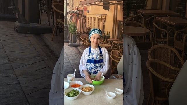 Юная повариха готовит салат здоровье. смотреть онлайн