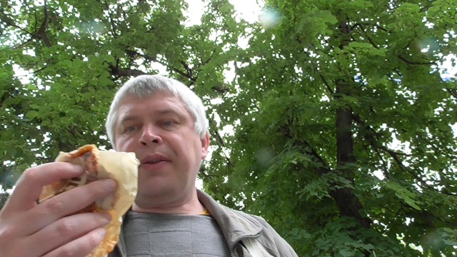 Я кушаю шаурму на природе