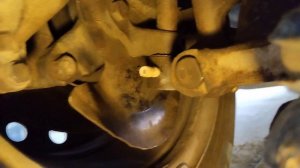 откручиваем болт нижнего рычага подвески газ 3102-10 и устанавливаем сайлентблоки