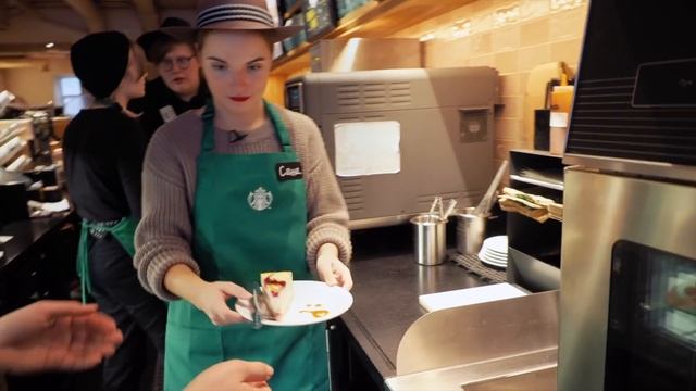 ОДИН ДЕНЬ РАБОТАЮ в STARBUCKS | Саша Спилберг смотреть онлайн
