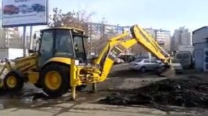 спецтехника: Коматсу экскаватор-погрузчик  копает ров