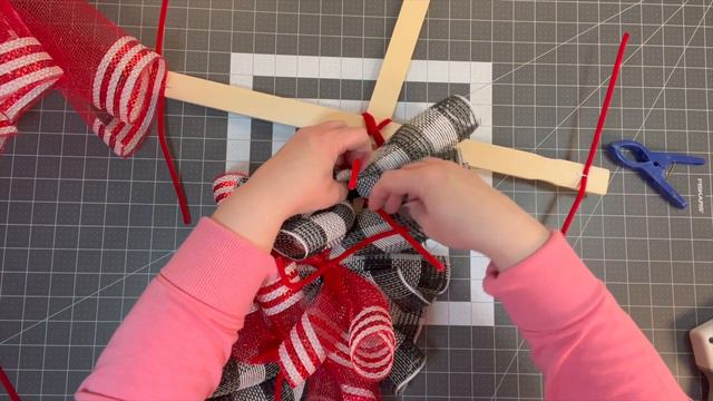 How to Make a Valentine Wreath | How to Make the Criss Cross Wreath | Paint Stick Wreath Tutorial смотреть онлайн