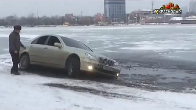 В Краснодаре водитель выехал на лед Карасуна и чуть не утопил авто смотреть онлайн