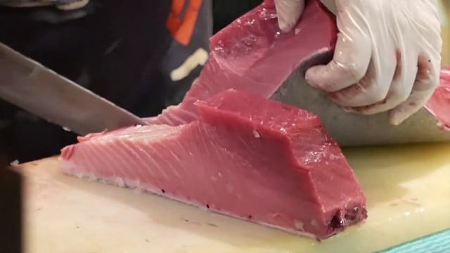 Самый большой Тунец в 70 кг всего за 10$ Что приготовить? смотреть онлайн