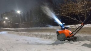 Убираем снег электрическим снегоуборщиком  DAEWOO 3000