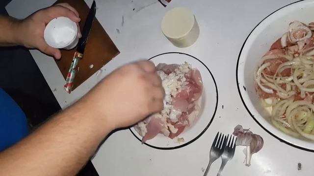 КАК ПРИГОТОВИТЬ ВКУСНЫЙ ШАШЛЫК ИЗ СВИНИНЫ И КУРИЦЫ НА МАНГАЛЕ? Простой рецепт с минимумом продуктов смотреть онлайн