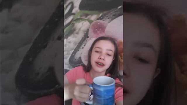 Челлендж выпить 3 кружки воды, Я вЫпОлНеЛа если только в ковычках./Elli mi meow смотреть онлайн