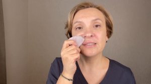 Массаж лица скребком и роллером Гуаша