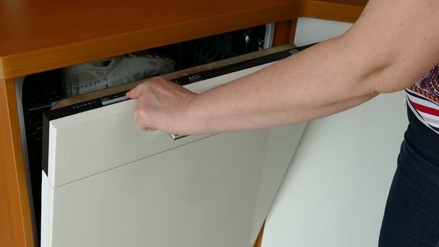Turnschuhe reinigen / Sneakers reinigen / Strahlend weiß aus der Spülmaschine! смотреть онлайн