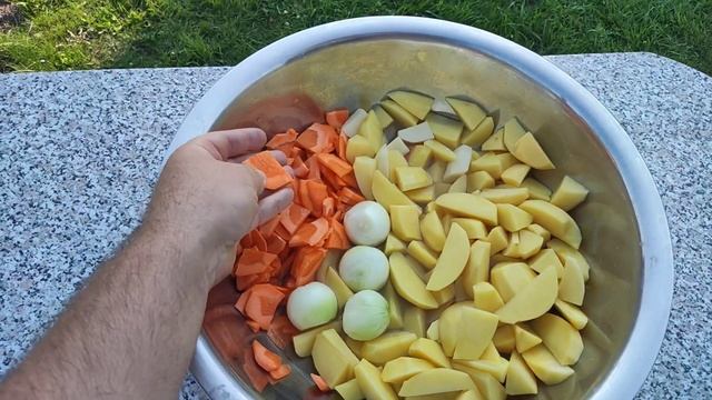 Шамовка из говяжьего колена, в казане на дровах смотреть онлайн