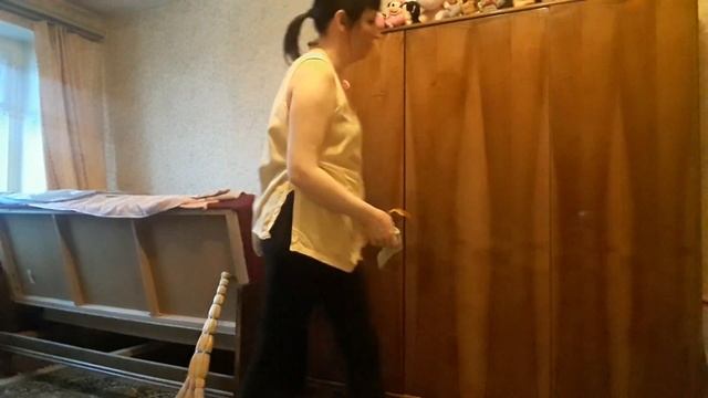 "Мою ПОЛЫ/ НАКЛЕИЛА РЕСНИЦЫ/ДЕНЬ УБОРКИ/Пришёл и ВЫКРУТИЛ За 300 РУБЛЕЙ" смотреть онлайн