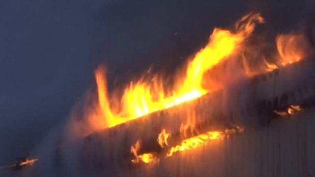 В гаражном боксе микрорайона "Заречная" произошел пожар. смотреть онлайн