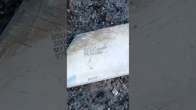 Сотрудники МЧС ДНР проводят разминирование противорадилокационной ракеты HARM ВСУ смотреть онлайн