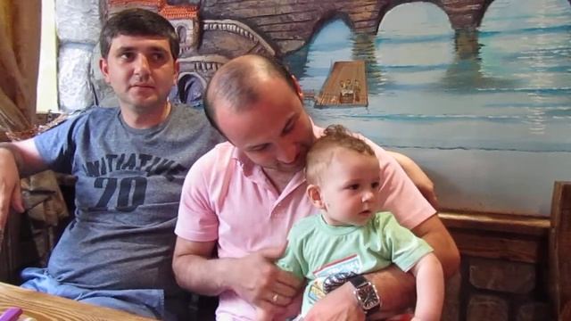 Зука танцует в кафе смотреть онлайн