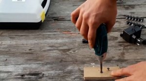 Классная аккумуляторная отвёртка Hyundai! Как сверлит и закручивает шурупы аккумуляторная отвертка.