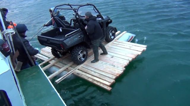 Выгрузка мото-вездехода на берег Баренцева моря с судна смотреть онлайн