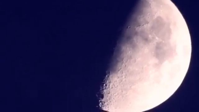 La lune vue de la Terre (appareil- photo-caméra Nikon et zoom X60) смотреть онлайн