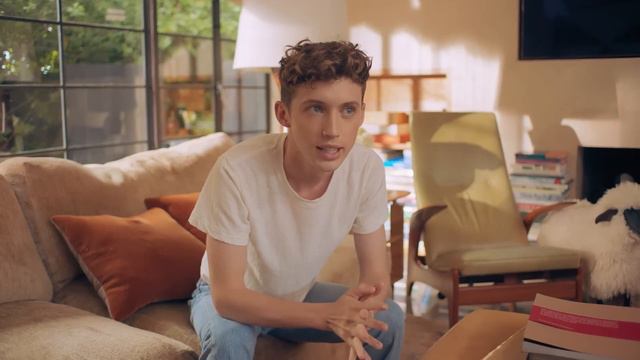 73 Questions With Troye Sivan | Vogue