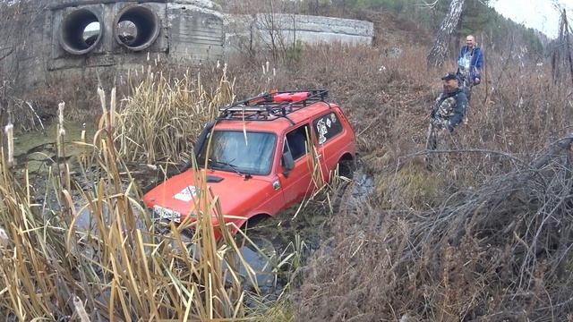 Как утопить Ниву в болоте и повеселиться! Дастер, Нива, NivaChevrolet и УАЗ на уральском бездорожье смотреть онлайн