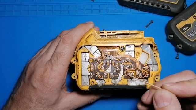 Основная поломка аккумулятора Dewalt Flex volt. Как отремонтировать смотреть онлайн