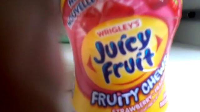 VLADAN tells the differences of normal juicy fruit gum and the stawbarry flaver gum смотреть онлайн
