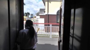 Вид из тамбура последнего вагона. Поезд набирает скорость на станции