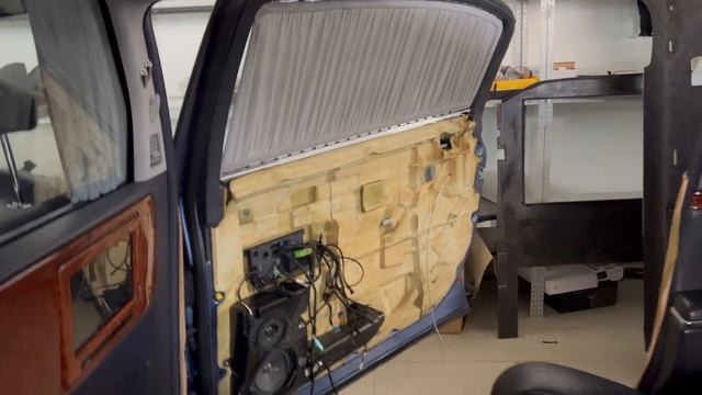 Maybach S62 ч.10 -  шторки, мультимедиа в ходе работ