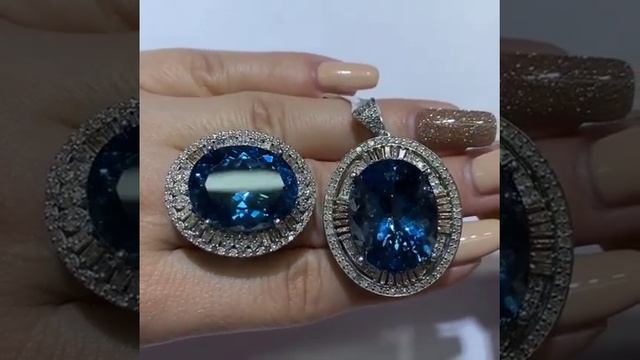 Шикарное кольцо с Лондон Топазом и белыми бриллиантами! Фасад 26/30 мм, камень 17/21 мм, размер 17.