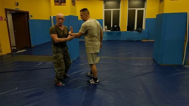 Валерий Крючков.САО Стрела. Проваливания противника за счёт подвижности суставов. Подключаем руку и смотреть онлайн