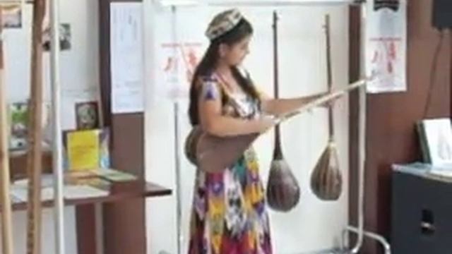 УЗБЕЧКА ИГРАЕТ НА ДУТАРЕ. Uzbek girl is playing dutar. Two strings uzbek national musical instrumen смотреть онлайн