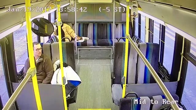 В США пикап на большой скорости влетел в пассажирский автобус смотреть онлайн