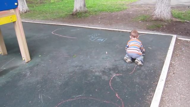 машинка едет по нарисованной дороге