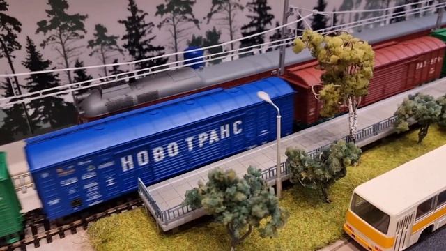 Впервые на моих макетах электрификация. Ждём Эрку) А пока катаем подвижной состав. смотреть онлайн