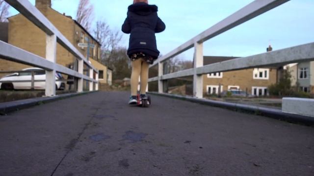 Maxi Micro Deluxe Scooter (A Review By A 5 Year Old) смотреть онлайн