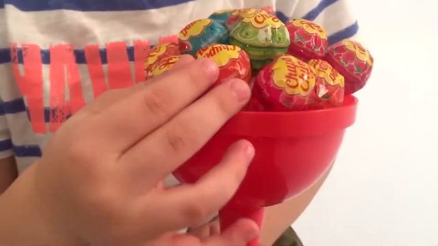 Огромный ЧУПА ЧУПС Что Внутри? Видео для детей Распаковка Giant Chupa Chups Lollipops