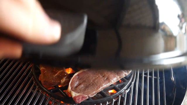 Grilling on a Weber MasterTouch Premium смотреть онлайн